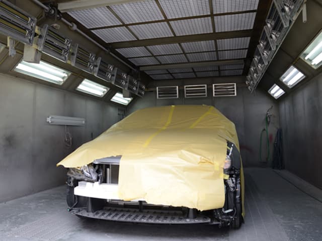 塗装している車