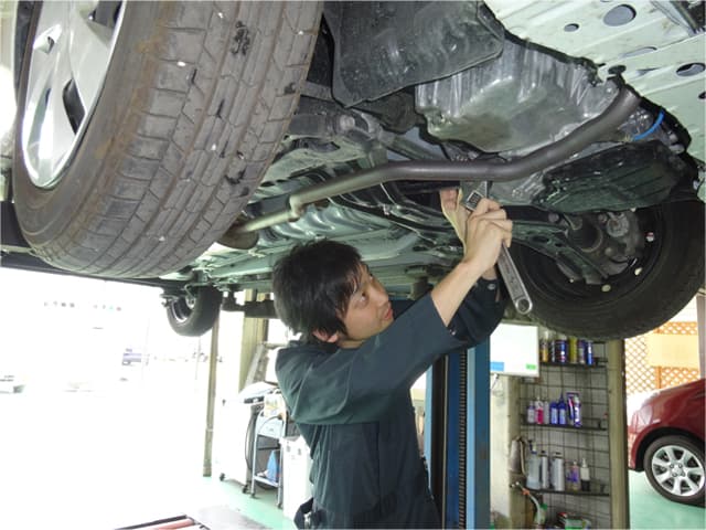 修理中の車