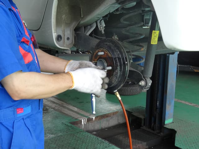 修理をしている車