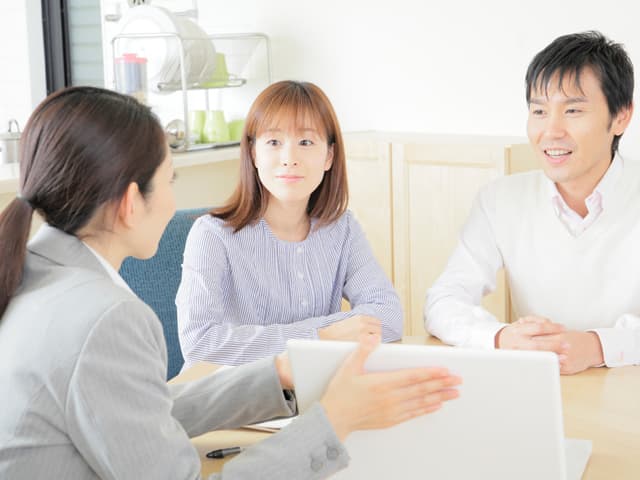 話し合いをしている様子の画像