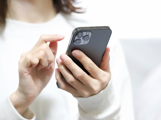 スマホを操作している画像