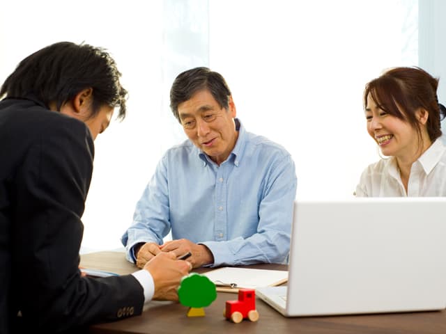商談している様子の画像